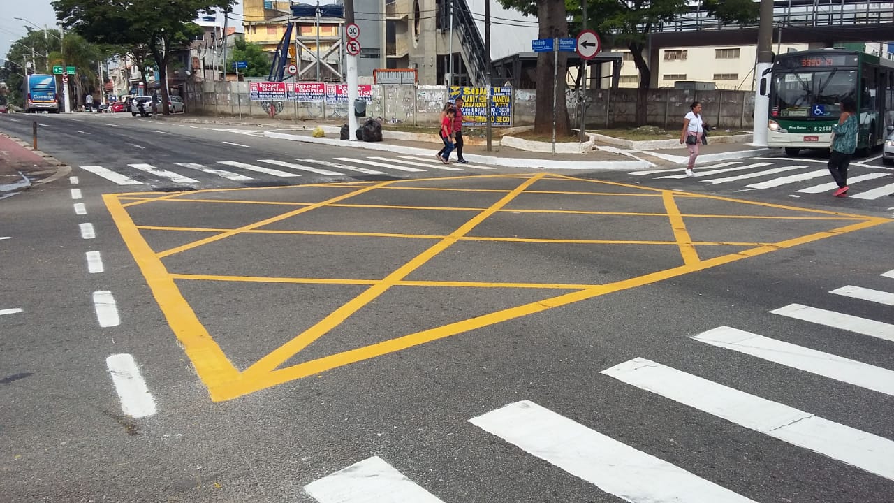 Faixas de pedestres e de sinalização do cruzamento foram renovadas no contorno da praça Felisberto Fernandes. No asfalto, os cruzamentos amarelos, pintados. Ao lado, as faixas brancas, para a passagem dos pedestres.